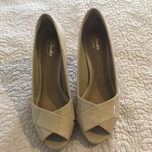 Clark’s Peep Toe Pumps Nude Patent Leather